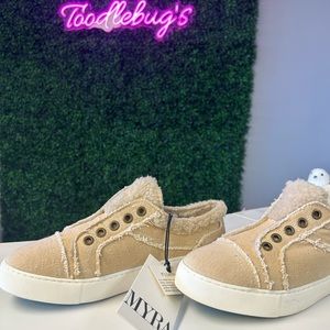 NWT Myra sneakers